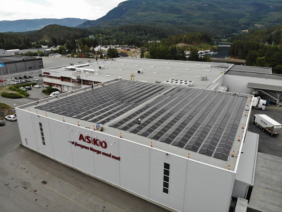 Solceller på et stort tak er en god investering